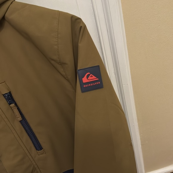 Stay warm when the snow comes in this quicksilver winter jacket - Picture 2 of 5